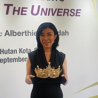 Wanita yang tinggal di Surabaya itu mengaku menggunakan material terbaik untuk karya-karya mahkotanya, seperti Silver, gold, aneka stones atau bebatuan, termasuk zircon Swarovski. Total harganya sendiri bisa mencapai ratusan juta.  Foto: Rahmi Anjani/Wolipop