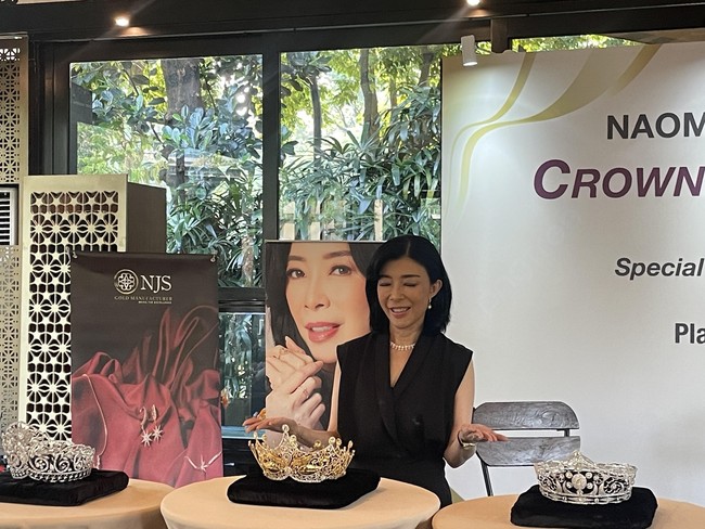 Naomi Julia Soegianto dari NJS Gold kembali dipercaya untuk membuatkan mahkota Miss Universe Indonesia. Berbeda dari tahun lalu yang bertema teratai, kali ini ia mengusung Batik sebagai inspirasinya.Foto: Rahmi Anjani/Wolipop