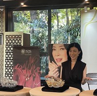 Naomi Julia Soegianto dari NJS Gold kembali dipercaya untuk membuatkan mahkota Miss Universe Indonesia. Berbeda dari tahun lalu yang bertema teratai, kali ini ia mengusung Batik sebagai inspirasinya.Foto: Rahmi Anjani/Wolipop