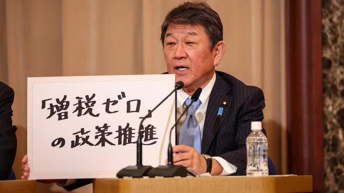 Liberal Democratic Party secretary general Toshimitsu Motegi, a candidate for Japan’s ruling Liberal Democratic Party’s (LDP) presidential election, holds up a sign during a debate at the Nixon Kisha Club in Tokyo, Japan. Takashi Aoyama/Pool via REUTERS/File Photo Purchase Licensing Rights