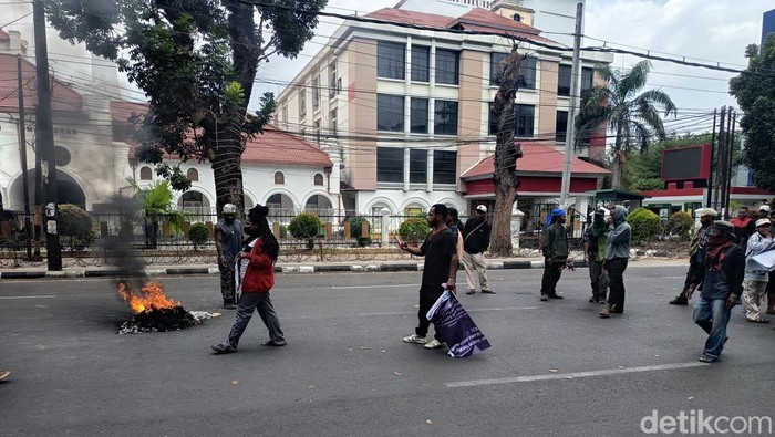 Massa mahasiswa Papua demo di PN Makassar membubarkan diri.