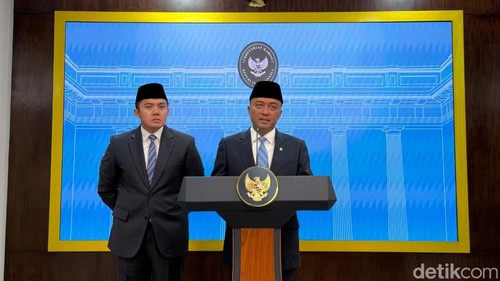 Mensesneg Prasetyo Hadi (kanan) dan Seskab Teddy Indra Wijaya (kiri) konferensi pers reshuffle kabinet perdana pemerintahan Presiden Prabowo Subianto. (Eva Safitri/detikcom)
