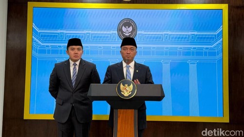 Mensesneg Prasetyo Hadi (kanan) dan Seskab Teddy Indra Wijaya (kiri) konferensi pers reshuffle kabinet perdana pemerintahan Presiden Prabowo Subianto. (Eva Safitri/detikcom)
