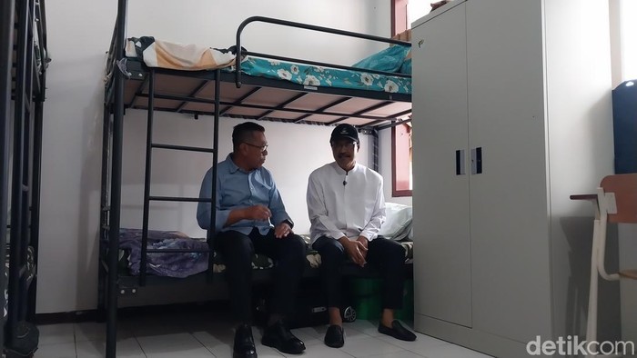 Mensos Gus Ipul bersama Wali Kota Batu meninjau salah satu kamar siswa SRMP 14 Kota Batu