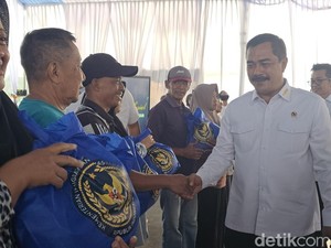 Menteri Imipas Salurkan 5.000 Paket Bansos ke Ponpes dan Warga Pesisir Cilacap