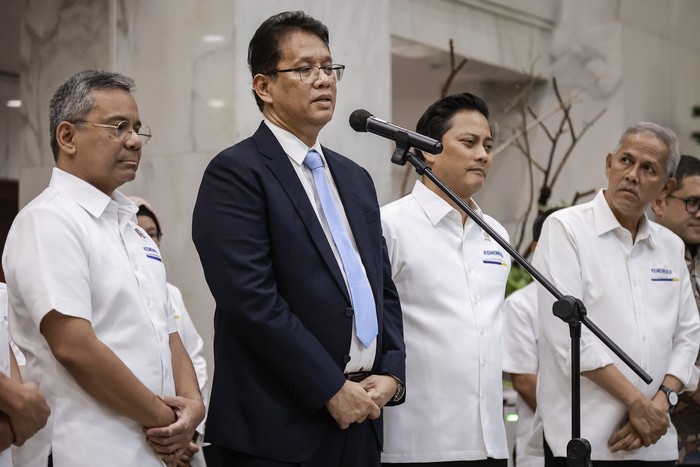 Menteri Keuangan Purbaya Yudhi Sadewa (kedua kiri) didampingi Wakil Menteri Keuangan Suahasil Nazara (kiri), Thomas A. M. Djiwandono (kedua kanan) dan Anggito Abimanyu (kanan) menyampaikan keterangan pers di Kantor Kementerian Keuangan, Jakarta, Senin (8/9/2025). Presiden Prabowo Subianto melantik Purbaya Yudhi Sadewa sebagai Menteri Keuangan menggantikan Sri Mulyani Indrawati. ANTARA FOTO/Dhemas Reviyanto/bar