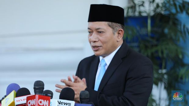 Menteri Koperasi Ferry Juliantono saat konpres di Istana Negara, Jakarta, Senin 
 (8/9/2025). (CNBC Indonesia/Tri Susilo)