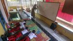 Miris, Siswa SD di Bogor Belajar di Rumah Warga karena Sekolah Rusak Parah