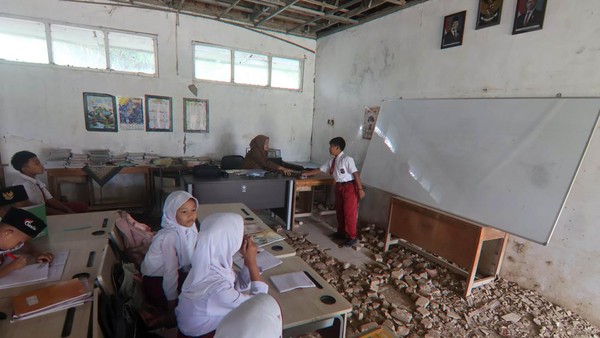 Miris, Siswa SD di Bogor Belajar di Rumah Warga karena Sekolah Rusak Parah