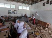 Miris, Siswa SD di Bogor Belajar di Rumah Warga karena Sekolah Rusak Parah