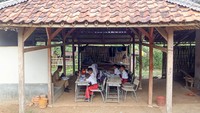 Warga dan orang tua murid berharap pemerintah segera turun tangan memperbaiki gedung sekolah. Mereka menegaskan, anak-anak berhak mendapatkan lingkungan belajar yang aman dan layak demi masa depan mereka. ANTARA FOTO/Yulius Satria Wijaya