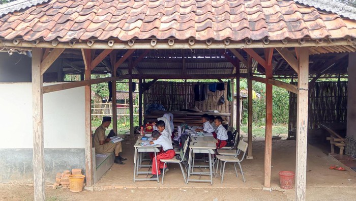 Miris, Siswa SD di Bogor Belajar di Rumah Warga karena Sekolah Rusak Parah Siswa mengikuti kegiatan belajar mengajar di kelas dengan bangunan tidak layak di SDN Tegal Benteng, Cariu, Kabupaten Bogor, Jawa Barat, Senin (8/9/2025). Menurut pihak sekolah, bangunan yang berdiri sejak tahun 1983 tersebut sebanyak enam kelas dan satu ruang guru kondisinya rusak parah dengan lantai beralas tanah, plafon jebol, tembok serta rangka atap ruangan juga sudah rapuh, sehingga membahayakan siswa dan guru. ANTARA FOTO/Yulius Satria Wijaya
