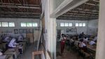 Miris, Siswa SD di Bogor Belajar di Rumah Warga karena Sekolah Rusak Parah
