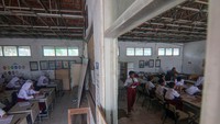 Siswa mengikuti kegiatan belajar mengajar di kelas dengan bangunan tidak layak di SDN Tegal Benteng, Cariu, Kabupaten Bogor, Jawa Barat, Senin (8/9/2025). ANTARA FOTO/Yulius Satria Wijaya