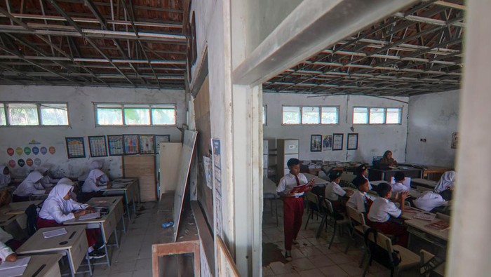 Siswa mengikuti kegiatan belajar mengajar di kelas dengan bangunan tidak layak di SDN Tegal Benteng, Cariu, Kabupaten Bogor, Jawa Barat, Senin (8/9/2025). Menurut pihak sekolah, bangunan yang berdiri sejak tahun 1983 tersebut sebanyak enam kelas dan satu ruang guru kondisinya rusak parah dengan lantai beralas tanah, plafon jebol, tembok serta rangka atap ruangan juga sudah rapuh, sehingga membahayakan siswa dan guru. ANTARA FOTO/Yulius Satria Wijaya