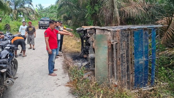 Mobil maling lembu yang dibakar warga. (Foto: Dok. Polres Asahan)