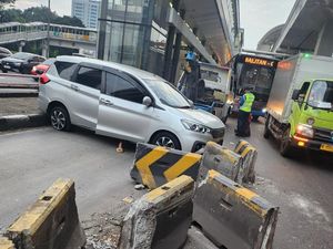 Kecelakaan Mobil Tabrak Pembatas Jalan, Lalin di Gatsu Arah Semanggi Macet