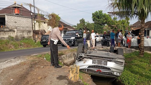 Mobil terbalik di tikungan Banjar Dinas Bantas Baleagung, Desa Bantas, Kecamatan Selemadeg Timur, Senin (8/9/2025).