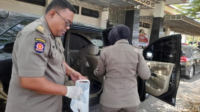 Mobil yang dijadikan tempat mesum sejoli di halaman Masjid Quba, Alun-alun Caruban, Madiun.