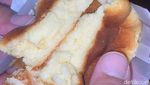 Ada Brownies dan Cheesecake Rp 10 Ribuan di Pinggir Rel Kereta Bintaro