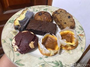 Ada Brownies dan Cheesecake Rp 10 Ribuan di Pinggir Rel Kereta Bintaro