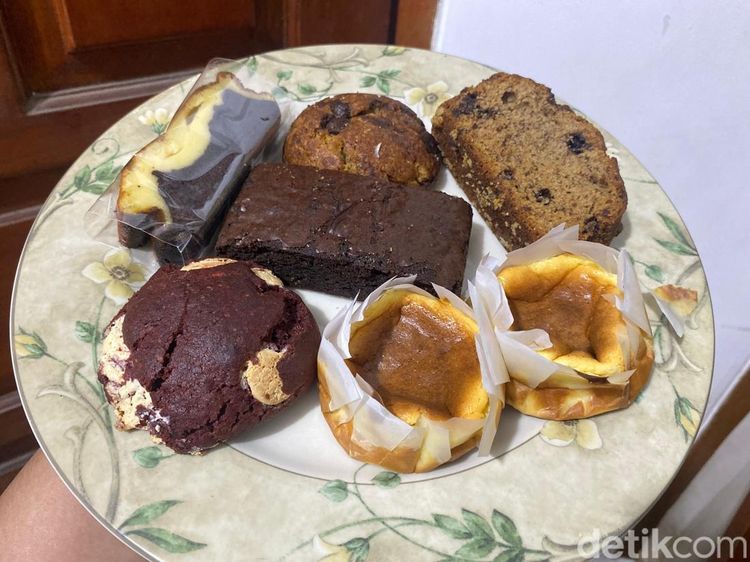 Ada Brownies dan Cheesecake Rp 10 Ribuan di Pinggir Rel Kereta Bintaro