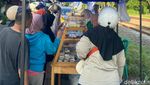 Ada Brownies dan Cheesecake Rp 10 Ribuan di Pinggir Rel Kereta Bintaro