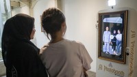 Pengunjung berfoto dengan avatar AI tokoh Konferensi Asia Afrika di Museum Lotus, Lembang, Kabupaten Bandung Barat, Jawa Barat, Senin (8/9/2025). Museum Lotus merupakan museum AI pertama di Bandung. ANTARA FOTO/Abdan Syakura