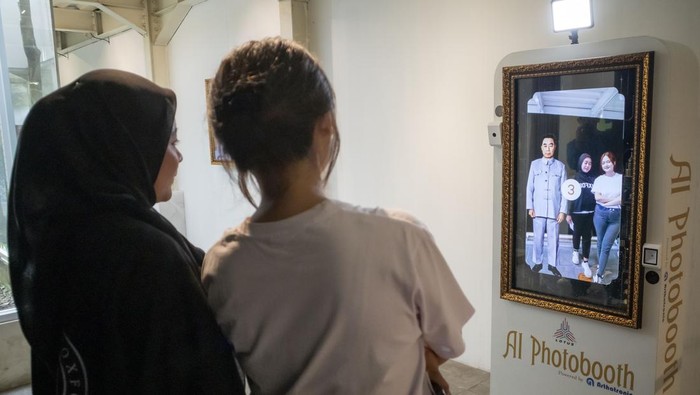 Museum Lotus Tawarkan Pengalaman Baru Belajar Sejarah KAA dengan AI Pengunjung berfoto dengan avatar AI (artificial intelligence) tokoh Konferensi Asia Afrika di Museum Lotus (Lorong Waktu Sejarah), kawasan The Great Asia Africa Lembang, Kabupaten Bandung Barat, Jawa Barat, Senin (8/9/2025). Museum Lotus yang merupakan museum AI pertama di Bandung tersebut menyuguhkan wahana mini teater dengan layar trapezoidal yang menayangkan film sejarah melalui pendekatan ethical AI (AI yang beretika) serta fasilitas interaktif lannya seperti AI generative painting dan wahana foto bersama avatar AI tokoh Konferensi Asia Afrika. ANTARA FOTO/Abdan Syakura/rwa.