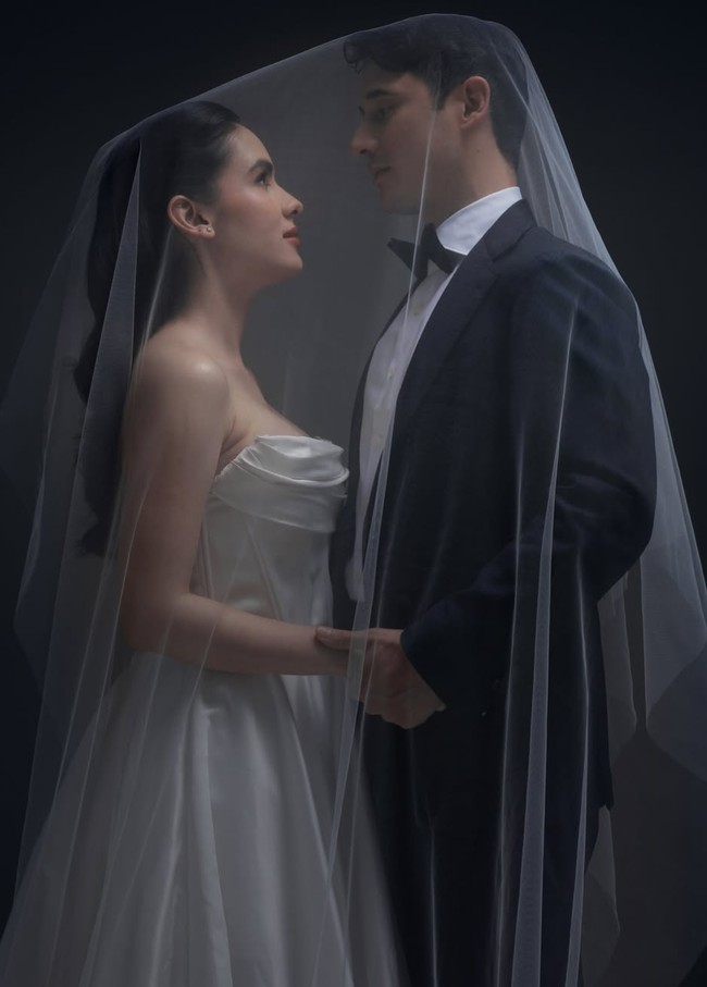 Tampil mesra, Nino dan Steffi terlihat bak pasangan pengantin yang mengenakan gaun putih dan setelan jas. Sayangnya hingga kini keduanya tak membeberkan secara jelas mengenai pemotretan tersebut. Foto: Instagram/TikTok/Steffi Zamora