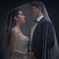 Tampil mesra, Nino dan Steffi terlihat bak pasangan pengantin yang mengenakan gaun putih dan setelan jas. Sayangnya hingga kini keduanya tak membeberkan secara jelas mengenai pemotretan tersebut. Foto: Instagram/TikTok/Steffi Zamora