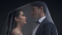 Gak sampai di situ, keduanya juga terlihat seperti mengenakan pakaian pengantin. Steffi terlihat seperti mengenakan gaun pengantin disertai cincin di jari manisnya. Sedangkan Nino memakai setelan jas rapi. Foto: Instagram/TikTok/Steffi Zamora