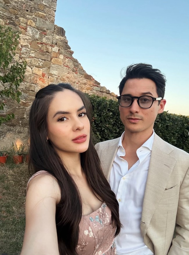 Beberapa waktu lalu Steffi juga tampak ikut bertolak ke Italia untuk menghadiri pernikahan adik Nino, Millane Fernandez. Di momen tersebut Steffi kembali memamerkan kebersamaannya dengan Nino. Foto: Instagram/TikTok/Steffi Zamora