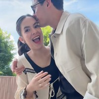 Tampil mesra, keduanya terlihat kompak kenakan busana senada bernuansa hitam dan coklat. Steffi dan Nino juga membuat video konten bersama yang diunggahnya ke TikTok. Foto: Instagram/TikTok/Steffi Zamora