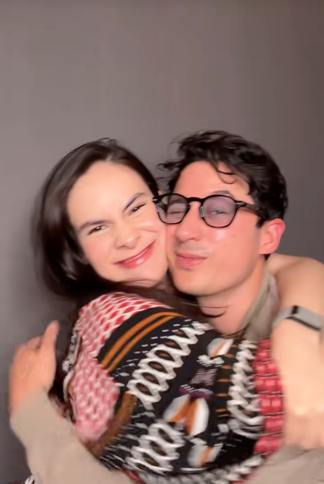 Baru-baru ini Steffi kembali membaagikan konten kebersamaannya dengan Nino di akun TikTok miliknya. Yang paling mencuri atensi dalam video tersebut ialah potongan saat Nino mengatakan, kenapa sih orang udah sah juga. Pernyataan tersebut yang membuat netizen kembali menduga bahwa keduanya memang sudah sah sebagai pasangan suami-istri. Foto: Instagram/TikTok/Steffi Zamora