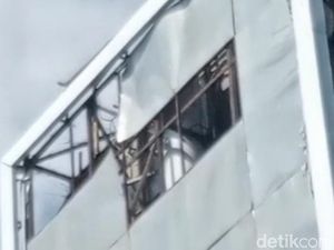 Awas! Papan Reklame di Suhat Pasuruan Rusak, Warga Khawatir Celaka