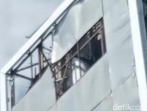 Awas! Papan Reklame di Suhat Pasuruan Rusak, Warga Khawatir Celaka