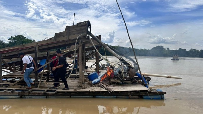 Patroli drone Polda Riau menemukan puluhan rakit PETI operasi di Sungai Kuantan. Polres Kuansing langsung bergerak ke TKP dan memusnahkan rakit PETI, pada Senin (8/9/2025).