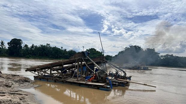 Patroli drone Polda Riau menemukan puluhan rakit PETI operasi di Sungai Kuantan. Polres Kuansing langsung bergerak ke TKP dan memusnahkan rakit PETI, pada Senin (8/9/2025).