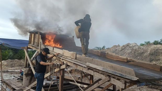 Patroli drone Polda Riau menemukan puluhan rakit PETI operasi di Sungai Kuantan. Polres Kuansing langsung bergerak ke TKP dan memusnahkan rakit PETI, pada Senin (8/9/2025).