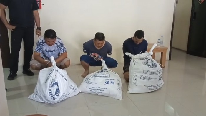 Pelaku pencurian uang bank Rp 10 Miliar, A (tengah), saat diamankan di Mapolresta Solo, Senin (8/9/2025).
