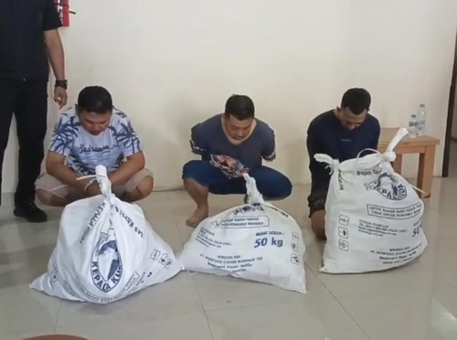 Pelaku pencurian uang bank Rp 10 Miliar, A (tengah), saat diamankan di Mapolresta Solo, Senin (8/9/2025).