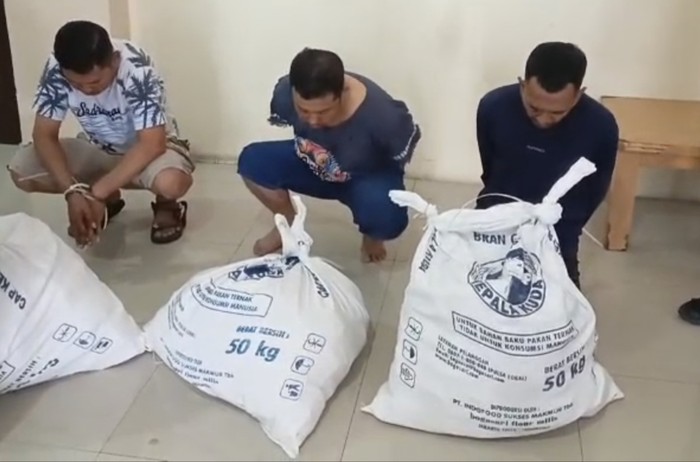 Pelaku pencurian uang bank Rp 10 Miliar, A (tengah), saat diamankan di Mapolresta Solo, Senin (8/9/2025).