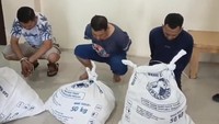Terlihat ada tiga karung warna putih yang diamankan di Mapolresta Solo. Masing-masing karung berisi uang pecahan Rp 100 ribu. (Foto: Dok. Polresta Solo)