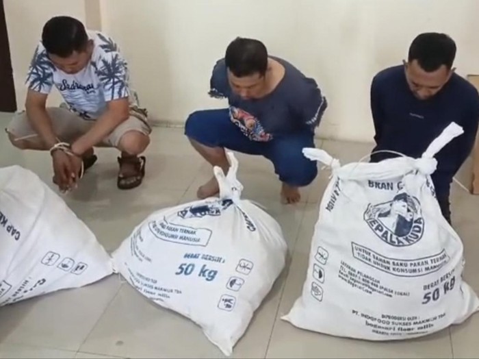 Pelaku pencurian uang bank Rp 10 Miliar, A (tengah), saat diamankan di Mapolresta Solo, Senin (8/9/2025).