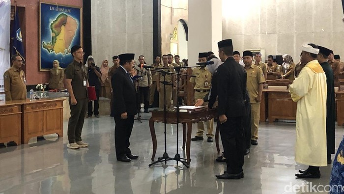 Pelantikan pejabatan eselon II atau Kepala OPD baru di Gedung Bupati Lombok Barat, Senin (8/9/2025). (M. Zahiruddin/detikBali)