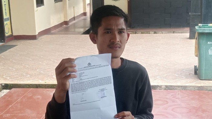 Pemilik bengkel di Jambi, M Rizki saat melapor polisi.