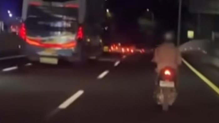 Tangkapan layar pemotor masuk tol di Semarang.