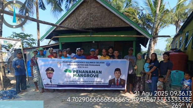 Penanaman mangrove di Kabupaten Pangkep yang merupakan program dari Pemprov Sulsel.