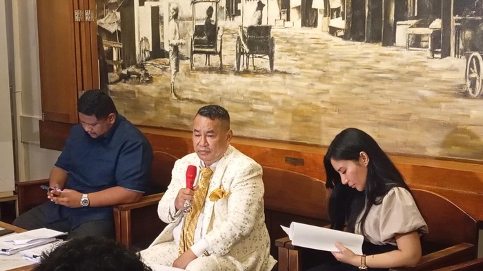 Pengacara Hotman Paris dalam konferensi pers di Jakarta (8/9/2025) soal dugaan korupsi pengadaan laptop Chromebook di Kementerian Pendidikan dan Kebudayaan dengan tersangka Nadiem Makarim